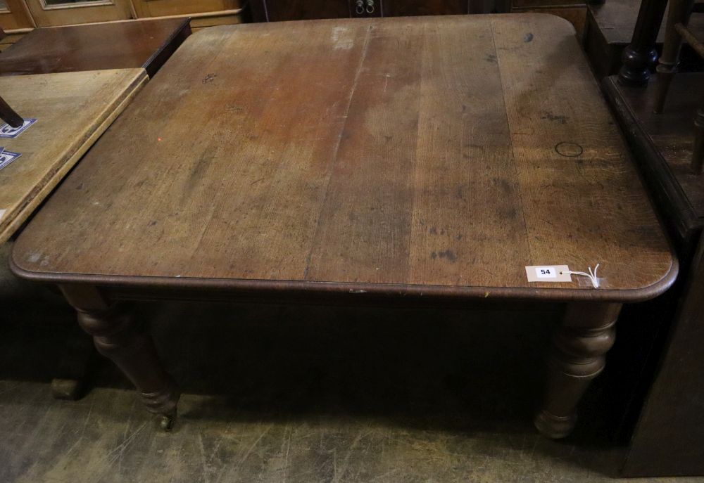 A Victorian oak extending dining table, 185cm extended (one spare leaf), width 120cm height 72cm
